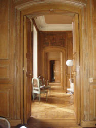 Parquet de Versailles vu dans une belle enfilade de portes 